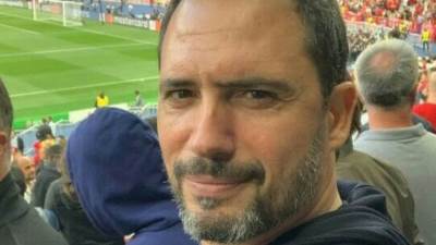 الفنان التونسي ظافر عابدين يشارك جمهوره حضوره من مباراة نهائي دوري أوروبا