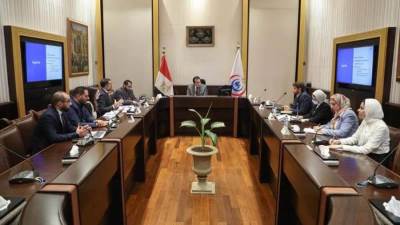 القائم بأعمال وزير الصحة يبحث التعاون مع "روش السويسرية" في مجال الرعاية الطبية
