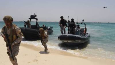 قائد القوات البحرية يقف على سير مناورات تمرين (الموج الأحمر- 5)