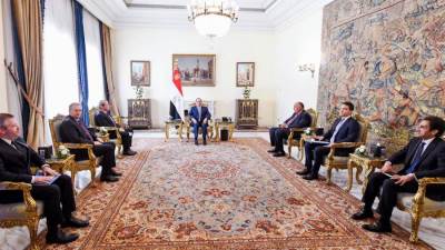 السيسي يستقبل مفوض الاتحاد الأوروبي لبحث تطورات الأزمة الروسية الأوكرانية