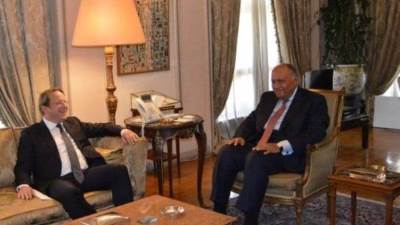 «شكري» يستقبل المفوض الأوروبي للجوار والتوسع لمناقشة الأزمة الروسية الأوكرانية