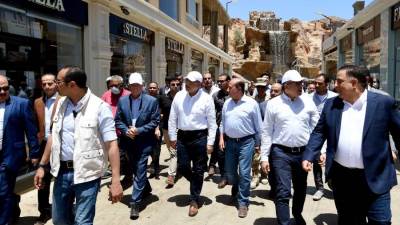رئيس الوزراء يتفقد أعمال تطوير السوق التجارى القديم بشرم الشيخ