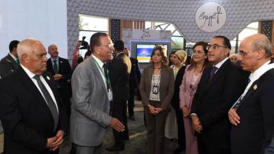مدبولي يتفقد معرض الأعمال الخاص على هامش فعاليات اجتماعات مجموعة البنك الإسلامي
