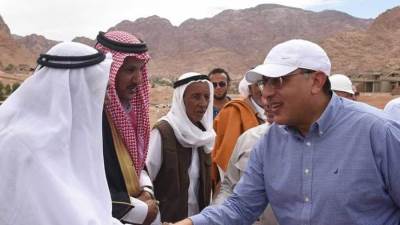 "مدبولي" يلتقي بعدد من مشايخ القبائل.. ويؤكد الأولية في العمل بالمشروع لأهالي المنطقة