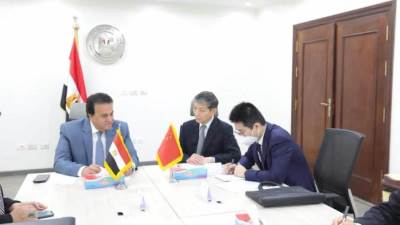 "عبدالغفار" و"السفير الصيني" يبحثان توطين صناعة اللقاحات في مصر 