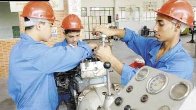 "التعليم" توضح حقيقة وجود مدارس فنية في مجال البترول 