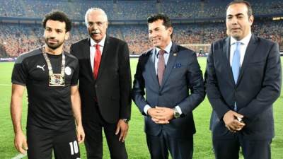 تقديراً لإنجازاته.. وزير الرياضة ورئيس اتحاد الكرة يكرمان محمد صلاح 