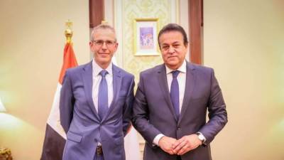 "عبدالغفار" و"ممثلي شركة إليكتريك" يبحثان توفير أجهزة طبية تعمل بالذكاء الاصطناعي 