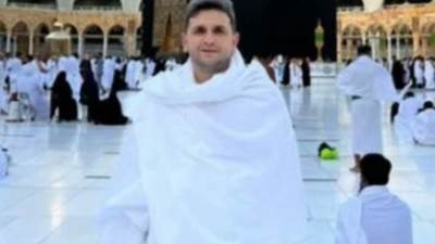 مصطفي خاطر يشارك جمهوره وهو يؤدي مناسك العمرة