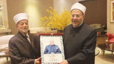 "مفتي القدس" يهدي درعا تذكارية "لمفتي الجمهورية" تقديرا لدورة في مواجهة التطرف