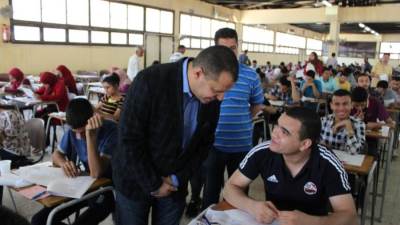 تفاصيل توزيع ورقة امتحان محلولة على الطلاب بـ طب أسيوط 
