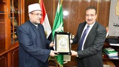 "محافظ المنوفية" يهدي درع المحافظة" لوزير الأوقاف" تقديراً لجهوده 