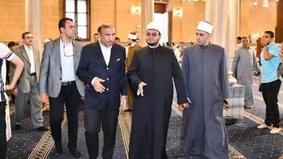 مدير مركز الأمم المتحدة لمكافحة الإرهاب يزور مسجد الإمام الحسين 