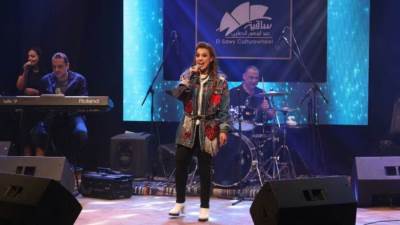 خاص بالصور| سيمون لجمهورها في ساقية الصاوي "فخورة وأنا بغني معاكم"