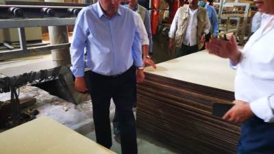 وزير قطاع الأعمال العام يتفقد مصانع شركة طنطا للكتان والزيوت