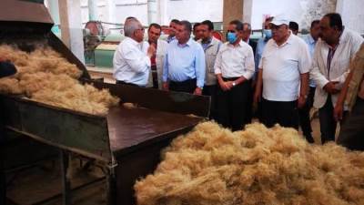 وزير قطاع الأعمال العام يتفقد مصانع شركة طنطا للكتان والزيوت 