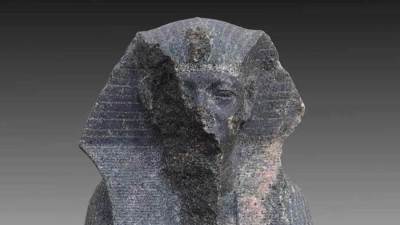  الكشف عن كتل حجرية من عهد الملك خوفو بمعبد الشمس بهليوبليس