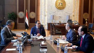 «مدبولي» يتابع مع "العناني" ووزير الطيران حركة السياحة الوافدة