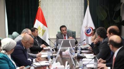 «عبدالغفار» يتابع سير العمل بوزارة الصحة من مقر العاصمة الإدارية الجديدة