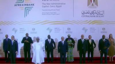 السيسي يلتقط الصورة التذكارية مع رؤساء وفود الاجتماعات السنوية لبنك التصدير والاستيراد الإفريقي