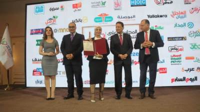 إيمان عريف تتسلم ترخيص موقع "الصفقة" من رئيس المجلس الأعلى للإعلام (فيديو) 