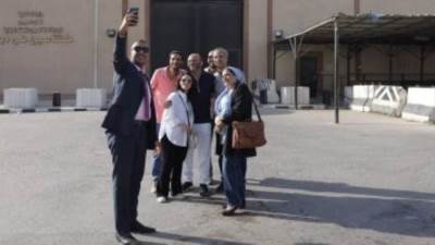 محمد عبد العزيز ينشر صورة للمفرج عنهم بالعفو الرئاسى