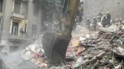 عقار الويلي.. بعد انهياره يتسبب في وقوع عقارين بجانبه