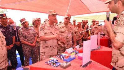 وزير الدفاع يشهد المرحلة الرئيسية لمشروع إدارة الحرب الكيميائية "غريب - 8"