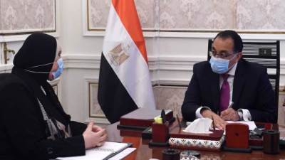 "مدبولي" يستعرض مع وزيرة التجارة والصناعة فعاليات منتدى "سانت بطرسبرج" 