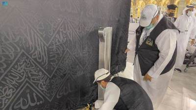"شؤون الحرمين" ترفع ثوب الكعبة المشرفة استعدادًا لموسم الحج 