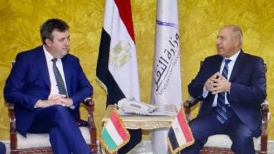 "الوزير" يبحث مع وزير الصناعة والتجارة المجرى توطين صناعة السكك الحديدية بمصر