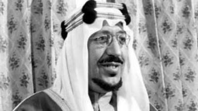 الملك سعود بن عبدالعزيز آل سعود: العرب يعدون قضية مصر قضيتهم ويدافعون عنها (فيديو) 