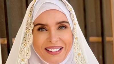 دينا: أنا بصلي كل الفروض وابني فخور بيا 