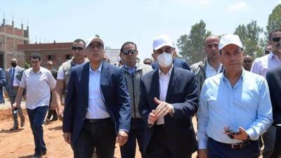 "مدبولي" يترجل في شوارع "نهطاي" ويستمع لشرح حول المشروعات الجاري تنفيذها 