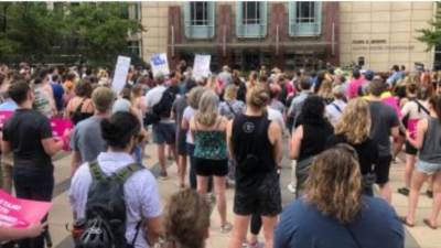 مظاهرات في أمريكا عقب قرار المحكمة العليا بإلغاء الحق في الإجهاض