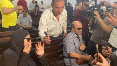 شاهد.. انهيار والد ووالدة نيرة أشرف عقب وصولهما لـ محكمة جنايات المنصورة (صور) 