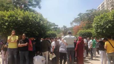 تجمع أهالي وزملاء نيرة أشرف تضامنا معها أمام مقر جنايات المنصورة (صور) 