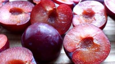 5 فوائد صحية للبرقوق أشهرها علاج تساقط الشعر