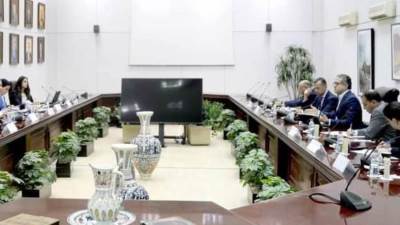 وزير السياحة يبحث سبل استثمار زخم مؤتمر COP 27 للترويج السياحي لمصر