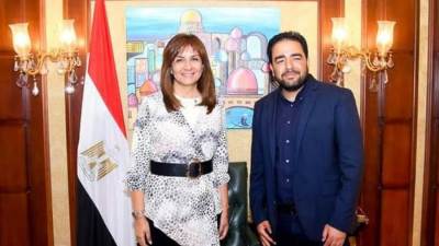 وزيرة الهجرة تهنئ أحمد سليمان الباحث المصري لحصولة علي ميدالية الولايات المتحدة