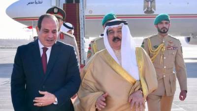 بالصور.. الرئيس السيسي يصل إلى العاصمة البحرينية المنامة
