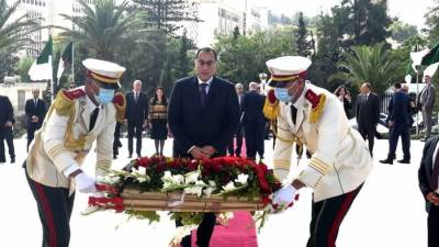 "رئيس الوزراء" يزور مقام الشهيد بالعاصمة الجزائرية معربا عن اعتزازه بزيارته