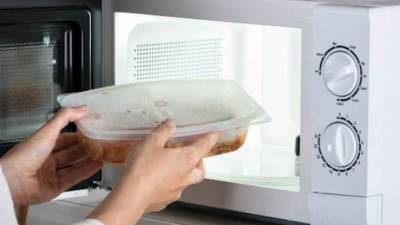 6 أنواع من الأطعمة لا يجب ان تدخل الميكروويف.. تعرف عليهم