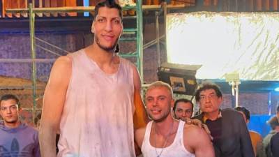 أطول رجل في مصر.. محمد إمام يروج لأغرب مشهد أكشن في "عمهم" 