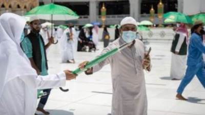 الشؤون الإسلامية تطلق مبادرة لتوزيع المضلات والورد وعبوات المياة على ضيوف الرحمن