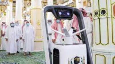 توظيف 11 روبوتًا للتعقيم ومكافحة الأوبئة داخل المسجد الحرام