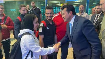 وزير الرياضة يستقبل الفوج الاول من البعثة المصرية بمطار القاهرة