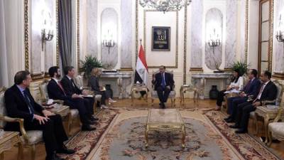 رئيس الوزراء يلتقي نائب رئيس "بنك الاستثمار الأوروبي" لمناقشة ملفات هامة