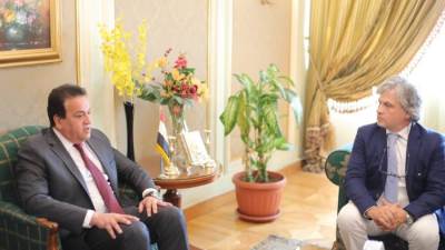 «عبدالغفار» يؤكد اهتمام الدولة بتوطين صناعة الدواء في مصر