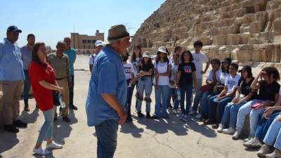 زاهي حواس يلتقي بعدد من طلاب المدارس من الموهوبين في فن الرسم